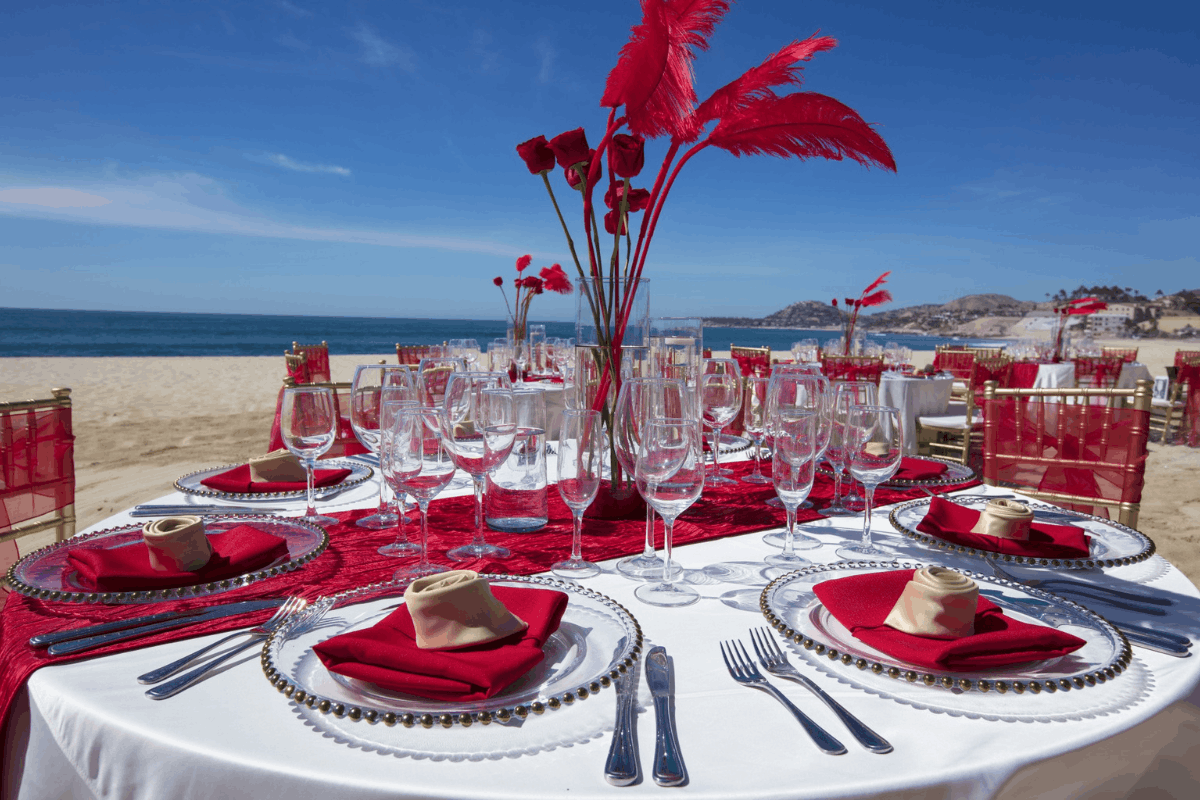 Experiencia romántica en Krystal Grand Los Cabos con habitación decorada, jacuzzi y amenidades para parejas.